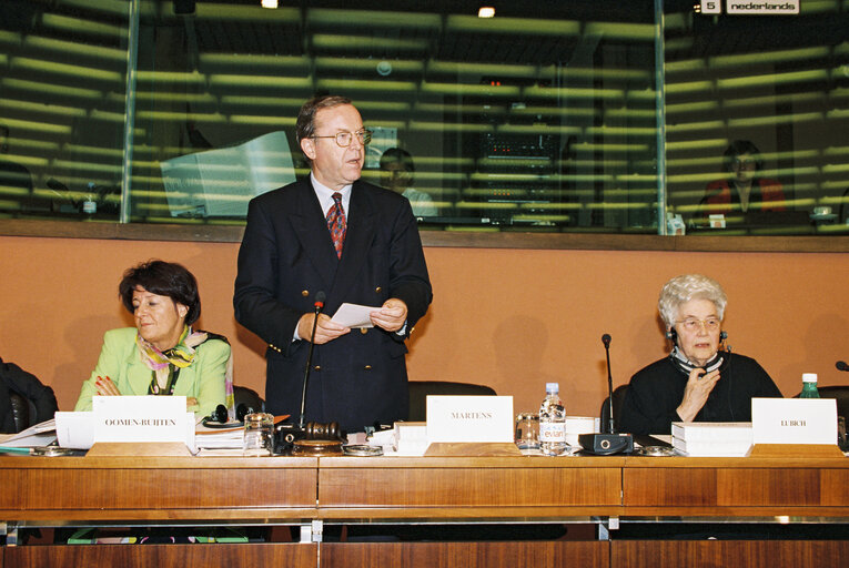 Suriet 6: Address of welcome by Chairman of the Group of the European People's Party to Chiara Lubich, before she receives the European Prize for Human Rights from the Council of Europe