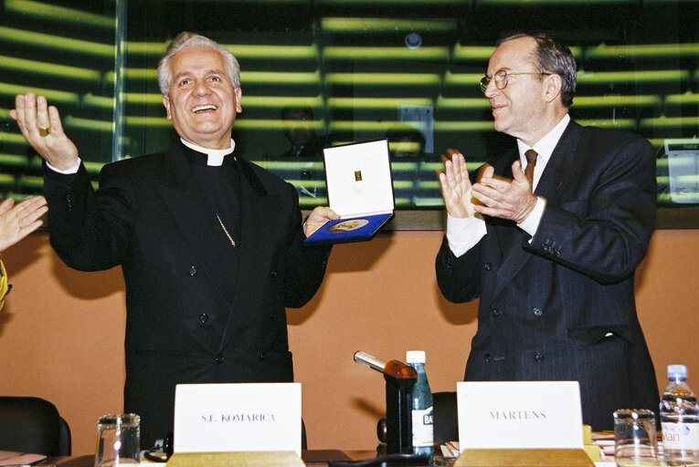 Fotó 12: Bishop Komarica from Banja Luka (Bosnia) awarded Robert Schuman Medal of the EPP Group in the European Parliament