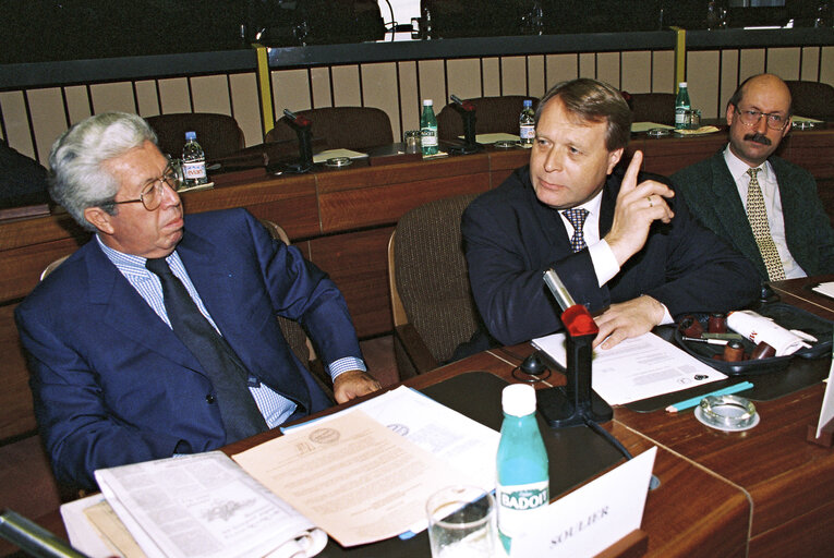 Foto 6: Chairman of Subcommittee on Human Rights meets with a delegation and the Executive President of the Federation of the communities of the free Vietnamese abroad