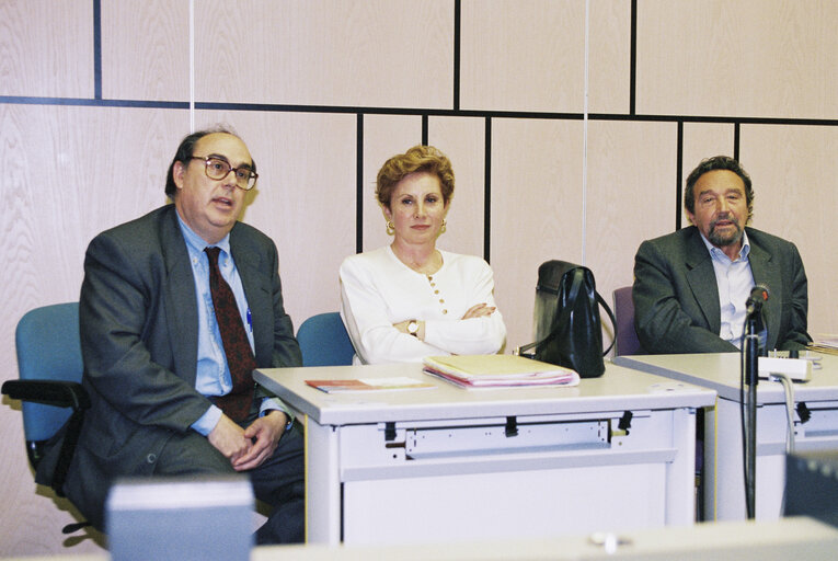 Photo 4 : Spanish MEPs meet with visitors in Strasbourg