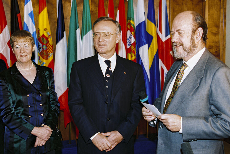 Foto 10: Handover of gifts to Klaus HANSCH and his wife