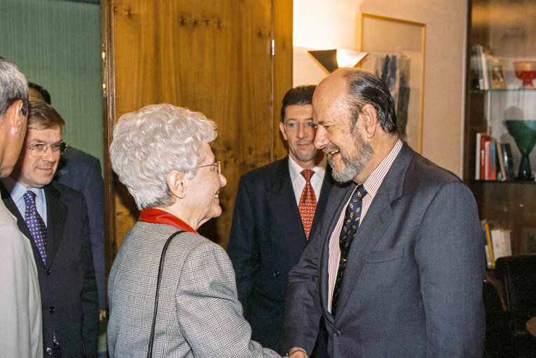 Suriet 12: Jose Maria GIL-ROBLES GIL-DELGADO - EP President meets with Chiara LUBICH, presented with the 1998 Prize for Human Rights by the Council of Europe, for her work in defence of individual and social rights.