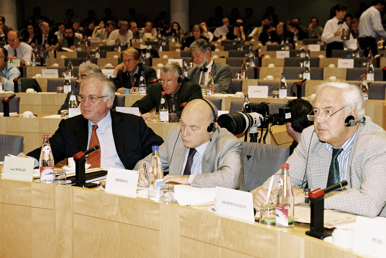 Photo 10 : President of the European Central Bank reports to the Monetary Affairs Subcomittee on the ECB's work to date.