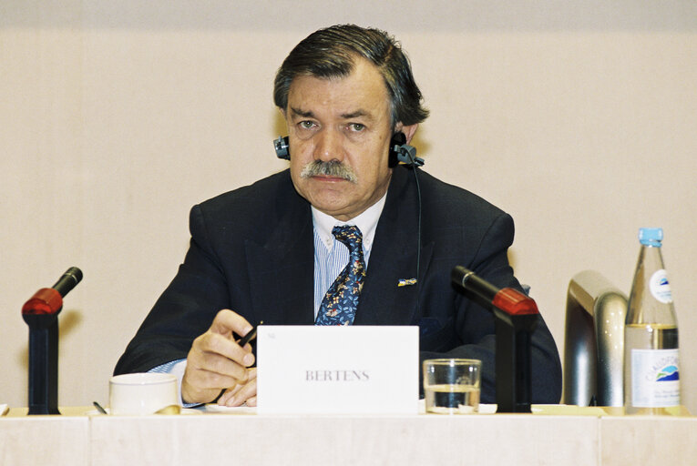 Zdjęcie 8: The MEP Jan Willem BERTENS during a meeting in Brussels in June 1996.