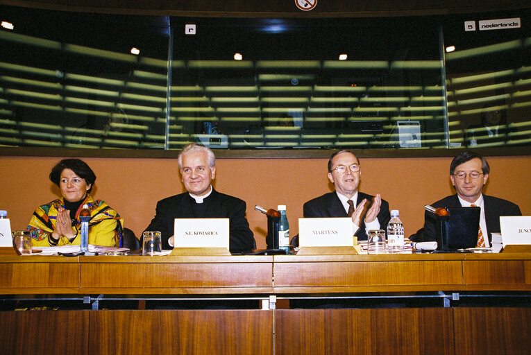 Fotó 9: Bishop Komarica from Banja Luka (Bosnia) awarded Robert Schuman Medal of the EPP Group in the European Parliament