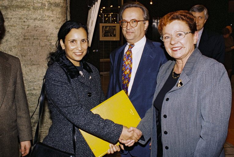 Fotografia 3: PES Group meeting with Salima GHEZALI the Sakharov Prize 1997