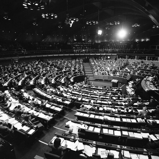 Foto 10: Hemicycle during the votes at the European Parliament in Strasbourg in october 1983