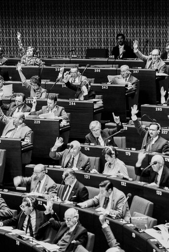 Foto 8: Hemicycle during the votes at the European Parliament in Strasbourg in october 1983