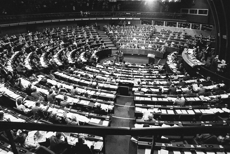 Foto 7: Hemicycle during the votes at the European Parliament in Strasbourg in october 1983