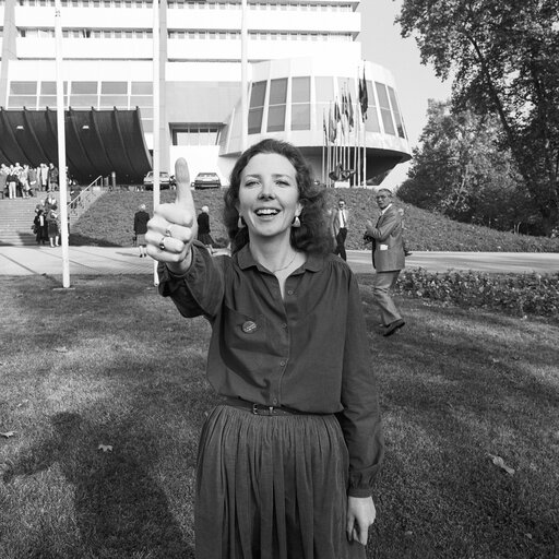 Fotografie 3: Civil servant in front of the EP Building