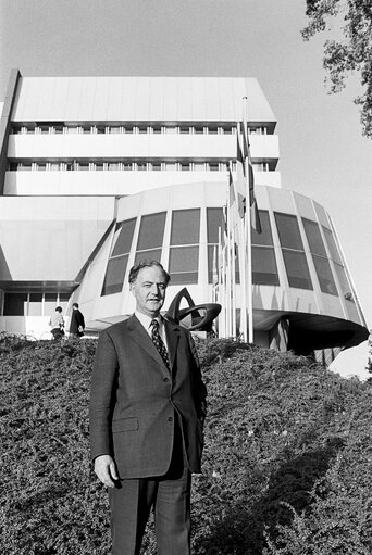 Foto 10: John PURVIS in front of EP Building in Strasbourg