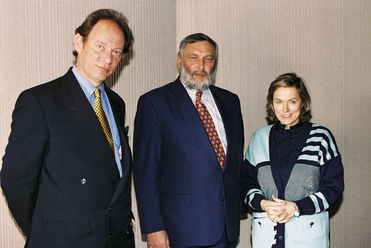 Valokuva 10: The MEP Edward McMILLAN-SCOTT, Franz FISCHLER, European Commissioner  and the MEP  Anne Caroline B. McINTOSH during a meeting in Strasbourg in April 1996.