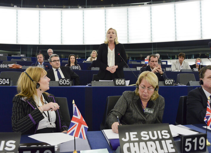 Foto 37: Plenary session week 3 2015 in Strasbourg-MEPs showing their support to the victims of the Paris terrorist attacks -  je suis Charlie