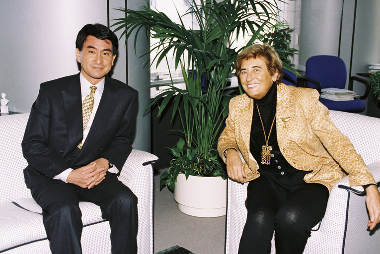 Valokuva 3: Ursula SCHLEICHER meets with guest at the EP in Brussels