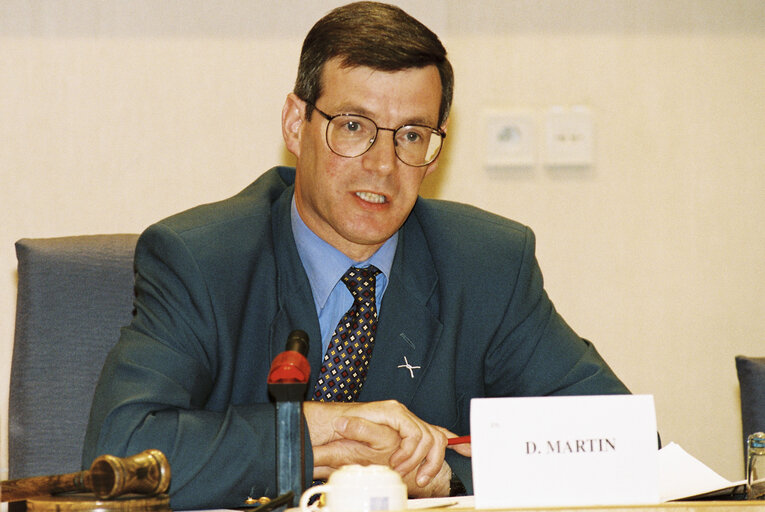 Zdjęcie 4: The MEP David MARTIN during a meeting in Brussels in June 1996.