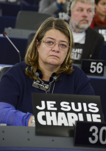 Foto 46: Plenary session week 3 2015 in Strasbourg-MEPs showing their support to the victims of the Paris terrorist attacks -  je suis Charlie