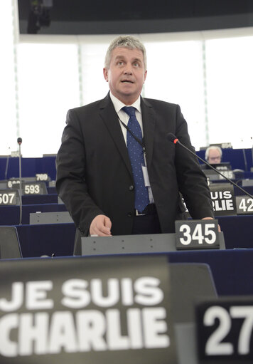 Foto 7: Plenary session week 3 2015 in Strasbourg-MEPs showing their support to the victims of the Paris terrorist attacks -  je suis Charlie