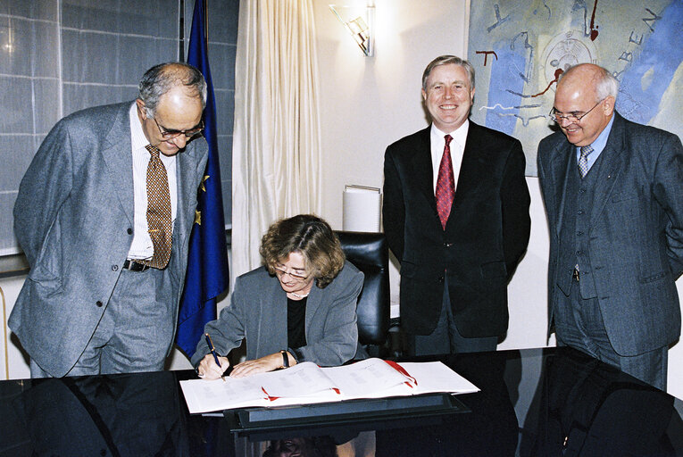 Foto 3: Signature of an agreement between Ep President and Michaele SCHREYER, Budget Commissioner