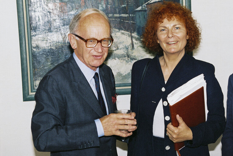 Fotografia 1: Alexandre LAMFALUSSY, President of the European Monetary Institute and  Christa RANDZIO-PLATH during a meeting in Strasbourg in June 1996.