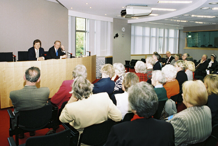 Fotografie 3: John C.C. STEVENS with visitors at the EP in Brussels.