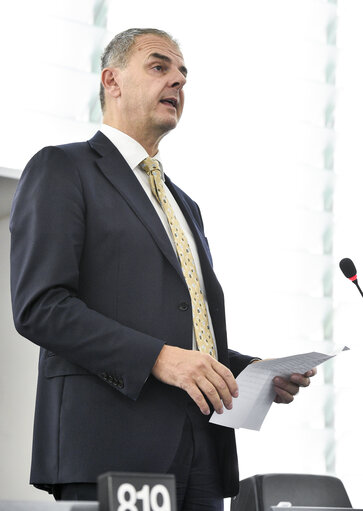 Photo 10 : EP plenary session - Votes followed by explanations of votes