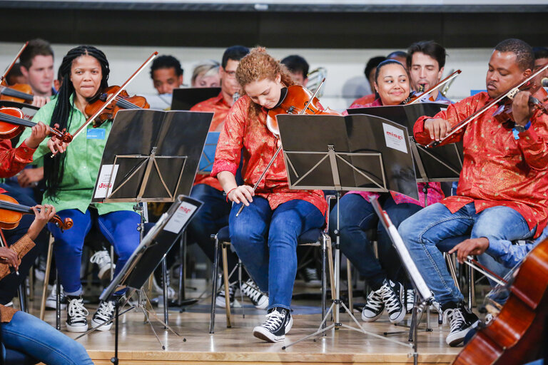 Foto 7: Celebration of the centenary of Nelson MANDELA by South Africa Miagi Youth Orchestra