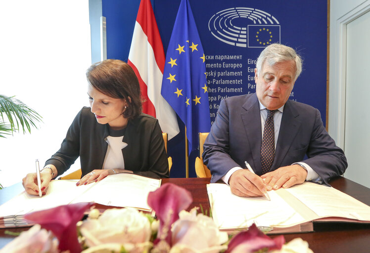 Foto 4: LEX Signing - MFA Ukraine, EASA Regulation, North Sea Multi-Annual Plan, South Pacific Regional Fisheries Management Organisation Regulation, Baltic Sea Regulation, Insolvency Proceedings Regulation, Inland Waterways Statistics Regulation