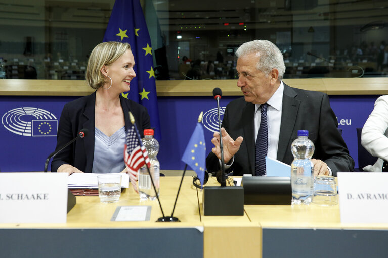 Foto 15: EC commisisoner receives Keynote Speaker EP Delegation for Relations with the United States