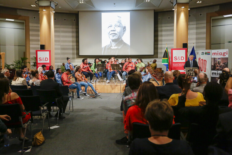 Foto 1: Celebration of the centenary of Nelson MANDELA by South Africa Miagi Youth Orchestra