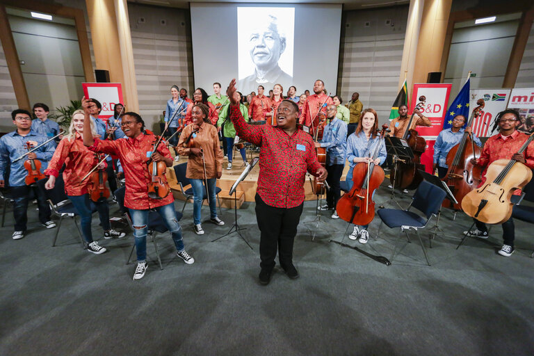 Foto 9: Celebration of the centenary of Nelson MANDELA by South Africa Miagi Youth Orchestra