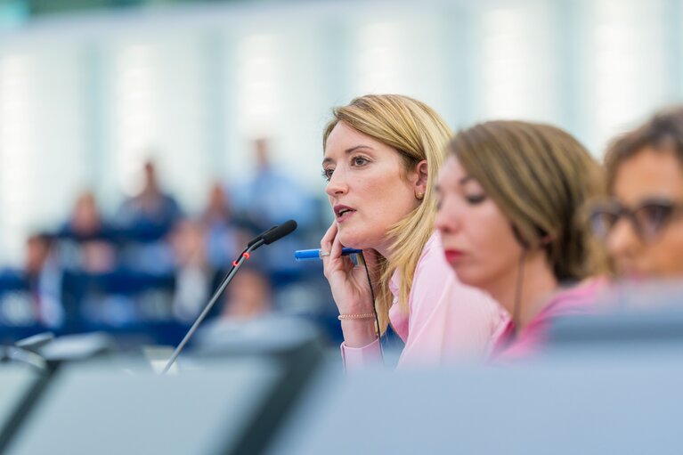 Foto 21: EP Plenary session.- Resumption of session and order of business