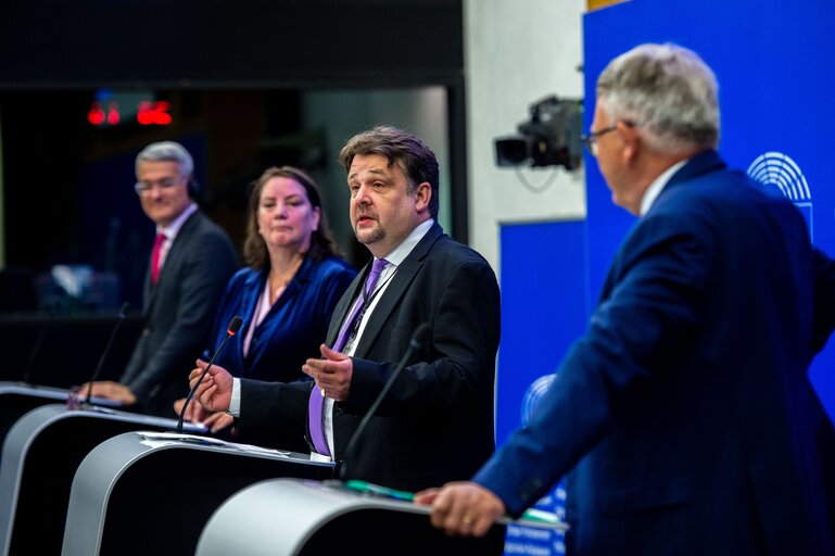 Fotografi 19: Press conference - Minimum wage trialogue deal