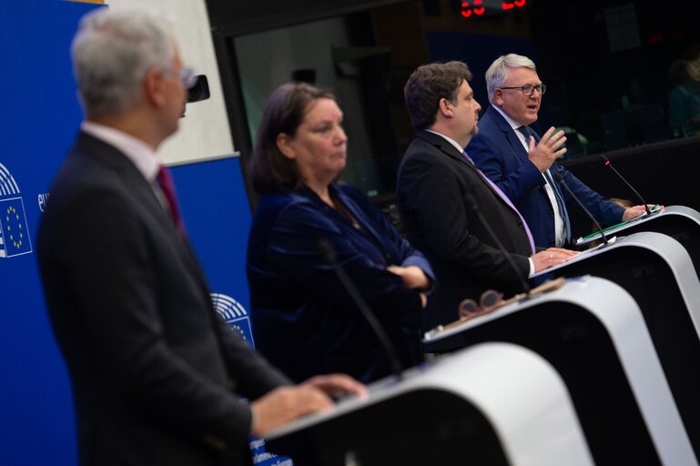 Fotografi 13: Press conference - Minimum wage trialogue deal