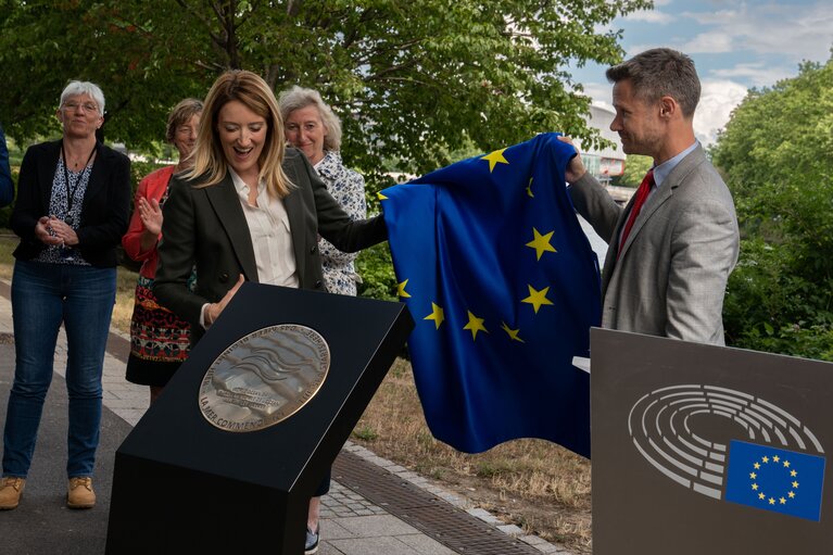 Billede 10: Roberta METSOLA, EP President unveils of a plaque Here starts the sea”