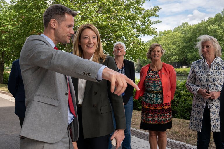 Billede 14: Roberta METSOLA, EP President unveils of a plaque Here starts the sea”