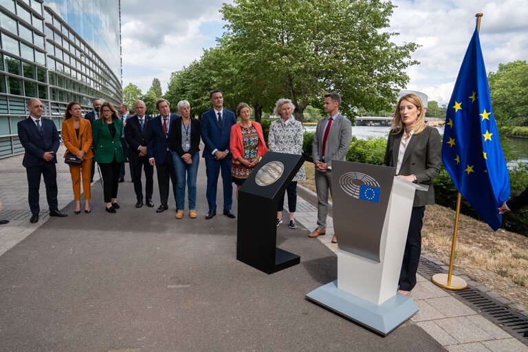 Billede 4: Roberta METSOLA, EP President unveils of a plaque Here starts the sea”