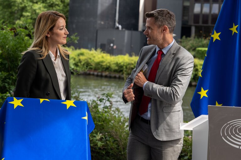 Billede 11: Roberta METSOLA, EP President unveils of a plaque Here starts the sea”