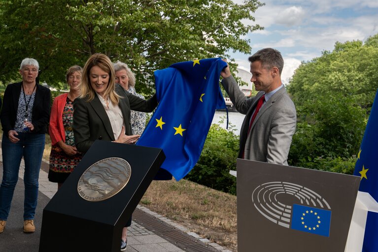 Billede 13: Roberta METSOLA, EP President unveils of a plaque Here starts the sea”