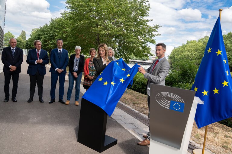 Billede 12: Roberta METSOLA, EP President unveils of a plaque Here starts the sea”