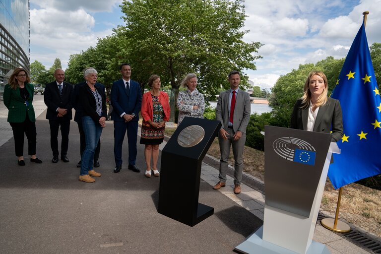 Billede 9: Roberta METSOLA, EP President unveils of a plaque Here starts the sea”