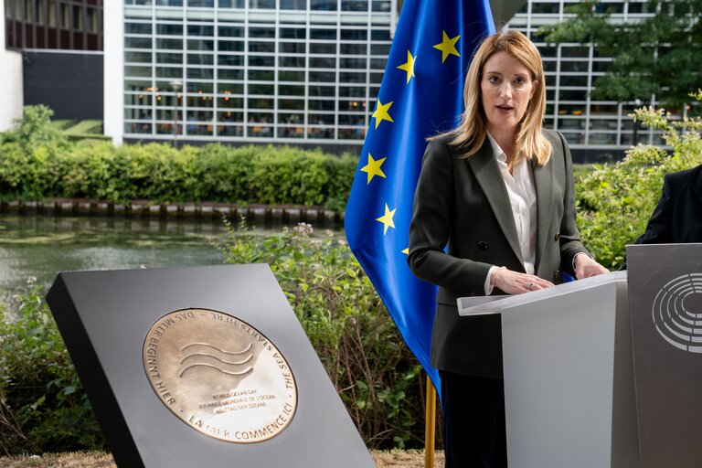 Billede 6: Roberta METSOLA, EP President unveils of a plaque Here starts the sea”