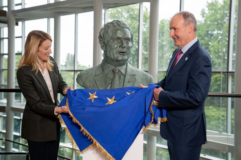 Fotografia 11: Inauguration of the bust of John HUME, Irish politician from Northern Ireland, former EP Member, in presence of Roberta METSOLA, EP President and Micheal MARTIN, Irish Prime Minister