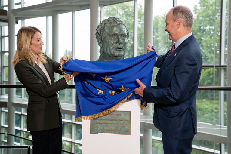 Fotografia 10: Inauguration of the bust of John HUME, Irish politician from Northern Ireland, former EP Member, in presence of Roberta METSOLA, EP President and Micheal MARTIN, Irish Prime Minister