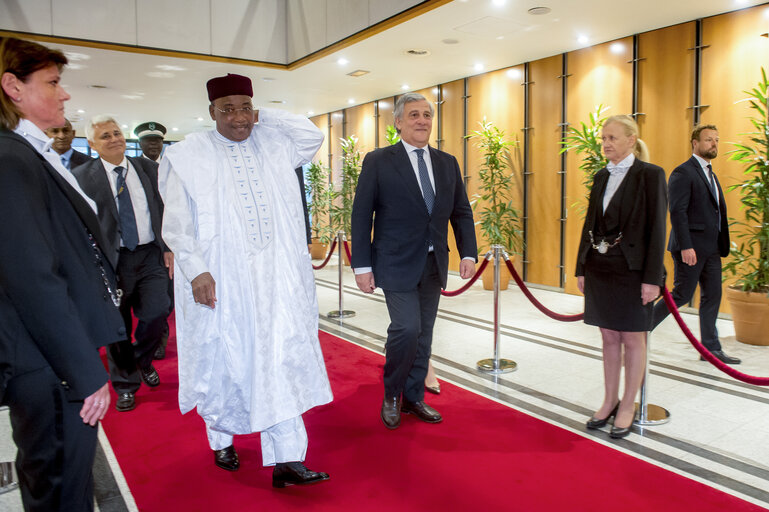 Valokuva 2: Visit of the President of Niger - Official welcome