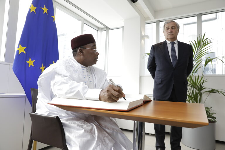 Zdjęcie 1: Visit of the President of Niger - Signature of the Distinguished visitors book