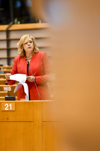 Photo 3 : European Commissioner in charge of regional Development takes part in the plenary session - Week 18  2018 in Brussels -  Novakov report: Cohesion policy and thematic objective ‘promoting sustainable transport and removing bottlenecks in key network infrastructures’