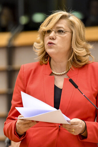 Photo 6 : European Commissioner in charge of regional Development takes part in the plenary session - Week 18  2018 in Brussels -  Novakov report: Cohesion policy and thematic objective ‘promoting sustainable transport and removing bottlenecks in key network infrastructures’