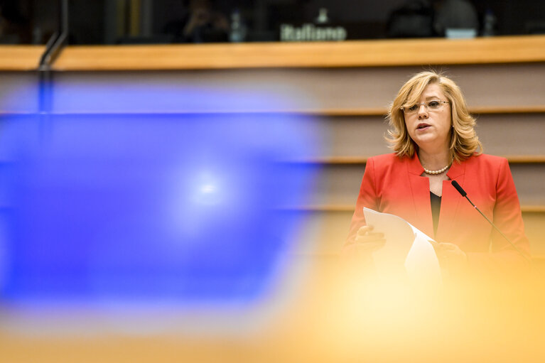 Photo 4 : European Commissioner in charge of regional Development takes part in the plenary session - Week 18  2018 in Brussels -  Novakov report: Cohesion policy and thematic objective ‘promoting sustainable transport and removing bottlenecks in key network infrastructures’