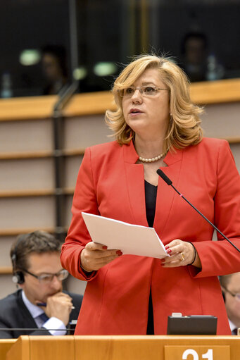 Foto 7: European Commissioner in charge of regional Development takes part in the plenary session - Week 18  2018 in Brussels -  Novakov report: Cohesion policy and thematic objective ‘promoting sustainable transport and removing bottlenecks in key network infrastructures’