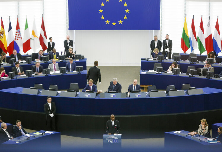 Fotografi 11: Official visit of the President of Guinea - Formal sitting in plenary session